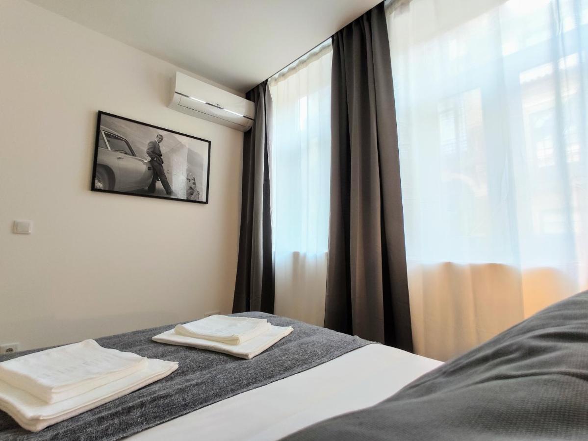 Bombarda Cinema Apartments Porto Bagian luar foto